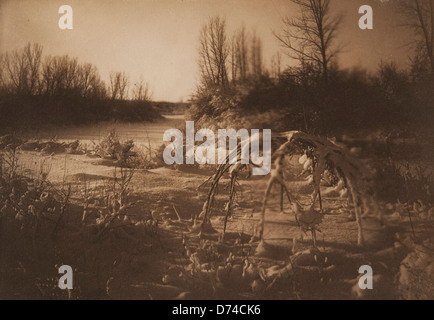 Dieses unbetitelte Foto mit schneebedeckten Zweigen fängt eine ruhige Winterszene ein. Es ist Teil der Sammlung im Museum of Photographic Arts und beleuchtet die Schönheit und Einfachheit der Natur durch Fotografie. Stockfoto