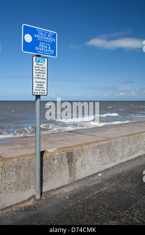 Zweisprachige Welsh / Parkplatz-Beschilderung an der Promenade in Prestatyn Englisch Stockfoto