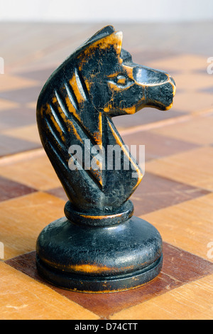 Vintage Schach Ritter auf leere Holz Schachbrett Stockfoto