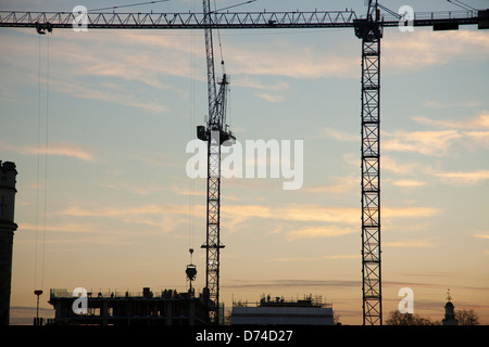 Bau, Krane, gegen Sonnenuntergang, London, UK Stockfoto