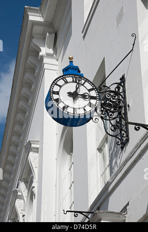 Nahaufnahme der Uhr an der Wand der De Grey Rooms York North Yorkshire England Großbritannien GB Großbritannien Stockfoto