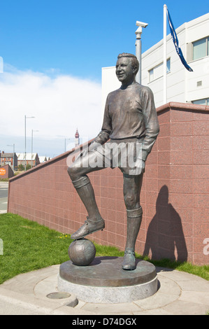 Statue von Blackpool und England internationale Spieler Ende der Jimmy Armfield außerhalb Bloomfield Road Fußballplatz Stockfoto