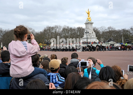 Touristen fotografieren mit Kameras Handys und Tablet-PCs von der Wachablösung am Buckingham Palace Stockfoto