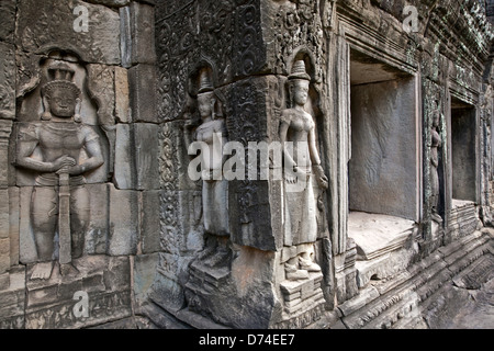 Apsaras (himmlische Tänzerinnen) und Guardian. Banteay Kdei Tempel. Angkor. Kambodscha Stockfoto