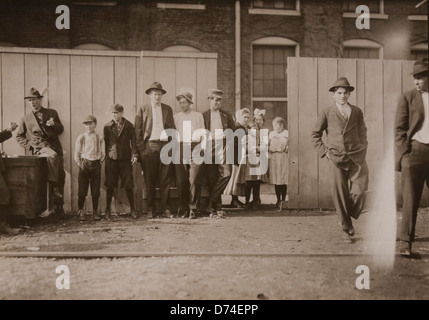 Dieses Foto zeigt Arbeiter in den Richmond Strumpfwarenmühlen in Rossville, Georgia, ab Dezember 1910. Es zeigt Männer, die in der südlichen Textilindustrie arbeiten, und veranschaulicht die Arbeit des frühen 20. Jahrhunderts im amerikanischen Süden. Stockfoto