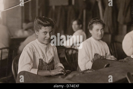 Dieses Foto vom Januar 1909 zeigt junge Frauen, die in einer Zigarrenfabrik in Tampa, Florida, arbeiten. Das Bild veranschaulicht die Arbeitsbedingungen und die Rolle der Frauen in der Tabakindustrie des frühen 20. Jahrhunderts. Stockfoto