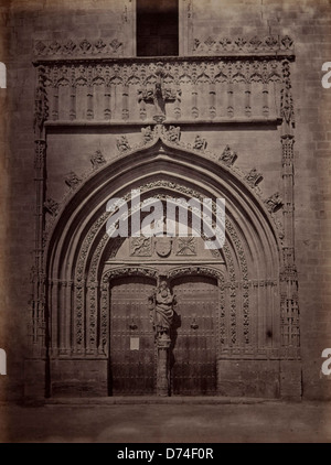 Ein Blick auf die Puerta de la Iglesia de Santiago in Orihuela, Murcia, aufgenommen vom Museum für Fotokunst. Dieses architektonische Merkmal ist Teil des reichen kulturellen und historischen Erbes der Region. Stockfoto