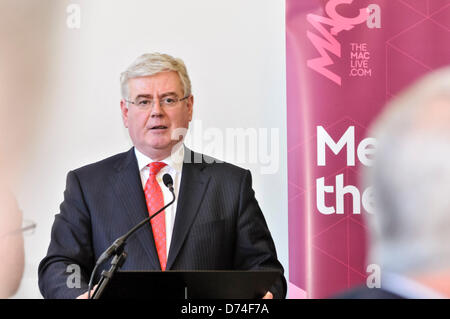 Belfast, Nordirland. 29. April 2013. Irischen Tánaiste Eamon Gilmore behandelt eine Reihe von 15 Jahre alten Schüler des 15. Jahrestages des Karfreitagsabkommens. Bildnachweis: Stephen Barnes/Alamy Live-Nachrichten Stockfoto