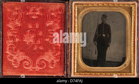 Ein Porträt eines Bürgerkriegssoldaten aus den 1860er Jahren Das Bild, das im Tintype-Format aufgenommen wurde, zeigt den Soldaten in Uniform, der eine Waffe hält. Diese historische Fotografie repräsentiert die Tapferkeit und das Hochfest des Amerikanischen Bürgerkriegs. Stockfoto