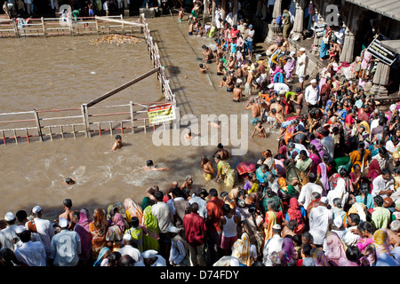 Hindu-Pilger Baden im heiligen Wasser-Reservoir der Kushavarta (die Quelle des Flusses Godavari). Trimbakeshwar. Indien Stockfoto