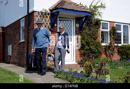 Älteres Ehepaar mit Koffer gepackt und Reisepässe bereit für eine Reise verlassen im Ausland ihre Heimat Stockfoto