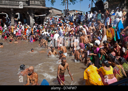 Hindu-Pilger Baden im heiligen Wasser-Reservoir der Kushavarta (die Quelle des Flusses Godavari). Trimbakeshwar. Indien Stockfoto