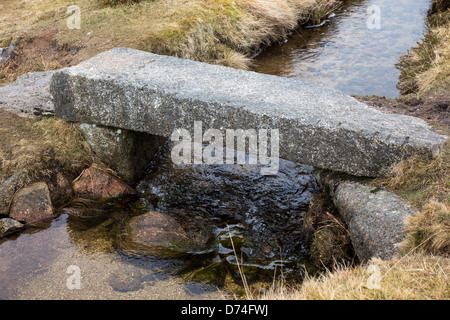 Großen Granitblock bilden eine Brücke über einen kleinen Bach, Dartmoor Nationalpark Devon, April 2013 Stockfoto