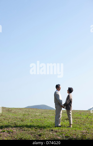 Richtungskontrolle der mittleren gealterten paar in der Natur Stockfoto