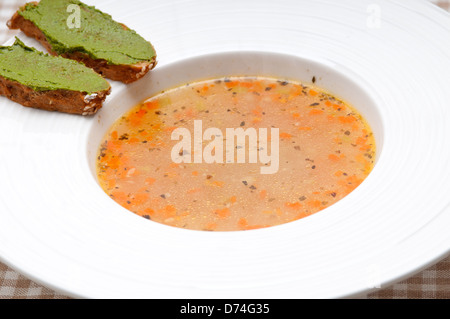 klassische italienische Minestrone "Passato" Suppe mit Pesto Crostini auf Seite Stockfoto