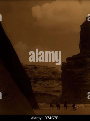 Dieses Foto von Edward Sheriff Curtis mit dem Titel „Canon del Muerto - Navaho“ fängt die atemberaubende Landschaft und Kultur der Ureinwohner im Südwesten der USA ein. Stockfoto