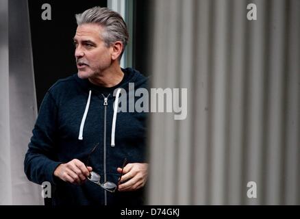 Goslar, Deutschland. 29. April 2013. US-Schauspieler und Regisseur George Clooney Gesten während der Dreharbeiten des Films "The Monuments Men" in Goslar, Deutschland, 29. April 2013. Foto: SWEN PFOERTNER/Dpa/Alamy Live News Stockfoto