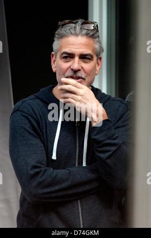 Goslar, Deutschland. 29. April 2013. US-Schauspieler und Regisseur George Clooney Gesten während der Dreharbeiten des Films "The Monuments Men" in Goslar, Deutschland, 29. April 2013. Foto: SWEN PFOERTNER/Dpa/Alamy Live News Stockfoto