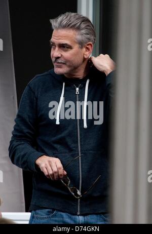 Goslar, Deutschland. 29. April 2013. US-Schauspieler und Regisseur George Clooney Gesten während der Dreharbeiten des Films "The Monuments Men" in Goslar, Deutschland, 29. April 2013. Foto: SWEN PFOERTNER/Dpa/Alamy Live News Stockfoto