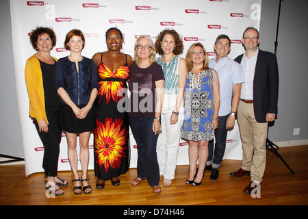 Joan Stein, Mary Bacon, Saidah Arrika Ekulona, Lisa Peterson, Randy Graff, Susan R. Rose, James Lecesne und Andrew Leynse treffen Stockfoto