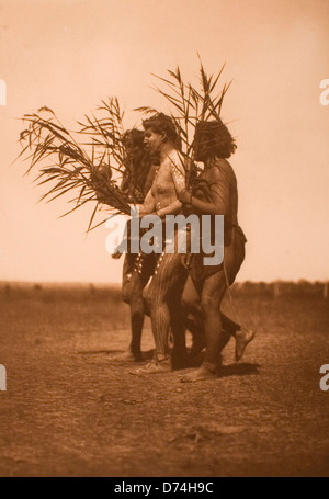 Dieses Foto von Edward Sheriff Curtis fängt eine Arikara-Medizin-Zeremonie ein, die sich speziell auf den Ducks-Clan konzentriert. Es zeigt die reichen kulturellen Traditionen der indianischen Stämme und zeigt zeremonielle Kleidung und Rituale. Stockfoto