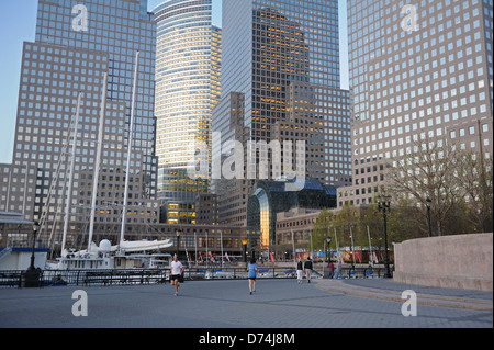 North Cove Marina, Brookfield Place und der Wintergarten in Battery Park City bei Sonnenuntergang. 26. April 2013 Stockfoto