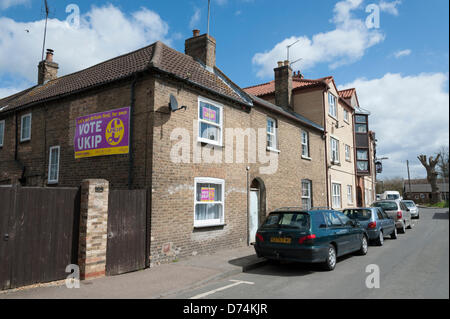 Ramsey, Cambridgeshire, Großbritannien. 29. April 2013.  UK Independence Party Unterstützung Plakate sind aufgereiht außerhalb Häuser am Ramsey vor den Kommunalwahlen am 2. Mai fällig. Ramsey ist die nur lokale Behörde kontrolliert durch die UKIP-Partei in Großbritannien seit 2011 mehrheitsfähig. Bildnachweis: Julian Eales/Alamy Live-Nachrichten Stockfoto