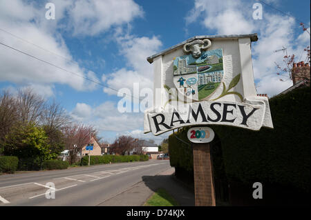 Ramsey, Cambridgeshire, Großbritannien. 29. April 2013.  Die Ortstafel und Szenen in Ramsey vor den Kommunalwahlen am 2. Mai fällig. Ramsey ist die nur lokale Behörde kontrolliert durch die UKIP-Partei in Großbritannien seit 2011 mehrheitsfähig und dürfte von großem Interesse an den Wahlen zu sein. Bildnachweis: Julian Eales/Alamy Live-Nachrichten Stockfoto