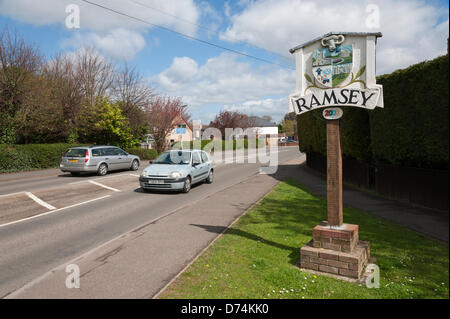 Ramsey, Cambridgeshire, Großbritannien. 29. April 2013.  Die Ortstafel und Szenen in Ramsey vor den Kommunalwahlen am 2. Mai fällig. Ramsey ist die nur lokale Behörde kontrolliert durch die UKIP-Partei in Großbritannien seit 2011 mehrheitsfähig und dürfte von großem Interesse an den Wahlen zu sein. Bildnachweis: Julian Eales/Alamy Live-Nachrichten Stockfoto