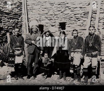 Das Bild zeigt den Physiker Albert Einstein, der den Grand Canyon besucht, begleitet von einer Kriegskappe. Das Foto, das Teil der Sammlung des Museums of Photographic Arts ist, fängt den berühmten Wissenschaftler in einem seltenen Moment der Freizeit während seiner Reisen in die USA ein Stockfoto
