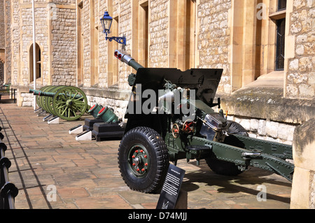 Artillerie auf Display, Tower of London, London, UK Stockfoto