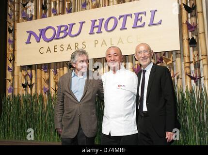 Las Vegas, USA. 28. April 2013. Robert De Niro, Nobu Matsuhisa, Meir Teper im Nobu Restaurant und Lounge Eröffnung, Garten der Götter-Pool-Oase, Nobul Hotel Caesars Palace, Las Vegas, NV 28. April 2013. Foto von: James Atoa/Everett Collection/Alamy Live-Nachrichten Stockfoto