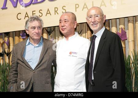 Las Vegas, USA. 28. April 2013. Robert De Niro, Nobu Matsuhisa, Meir Teper im Nobu Restaurant und Lounge Eröffnung, Garten der Götter-Pool-Oase, Nobul Hotel Caesars Palace, Las Vegas, NV 28. April 2013. Foto von: James Atoa/Everett Collection/Alamy Live-Nachrichten Stockfoto