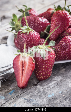 Erdbeeren und Zucker auf dem Holztisch Stockfoto