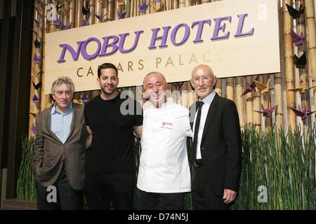 Las Vegas, USA. 28. April 2013. Robert De Niro, David Blaine, Nobu Matsuhisa, Meir Teper im Nobu Restaurant und Lounge Eröffnung, Garten der Götter-Pool-Oase, Nobul Hotel Caesars Palace, Las Vegas, NV 28. April 2013. Foto von: James Atoa/Everett Collection/Alamy Live-Nachrichten Stockfoto
