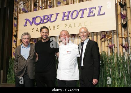 Las Vegas, USA. 28. April 2013. Robert De Niro, David Blaine, Nobu Matsuhisa, Meir Teper im Nobu Restaurant und Lounge Eröffnung, Garten der Götter-Pool-Oase, Nobul Hotel Caesars Palace, Las Vegas, NV 28. April 2013. Foto von: James Atoa/Everett Collection/Alamy Live-Nachrichten Stockfoto