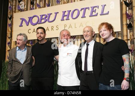 Las Vegas, USA. 28. April 2013. Robert De Niro, David Blaine, Nobu Matsuhisa, Meir Teper, Ed Sheeran im Nobu Restaurant und Lounge Eröffnung, Garten der Götter-Pool-Oase, Nobul Hotel Caesars Palace, Las Vegas, NV 28. April 2013. Foto von: James Atoa/Everett Collection/Alamy Live-Nachrichten Stockfoto
