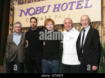 Las Vegas, USA. 28. April 2013. Robert De Niro, David Blaine, Ed Sheeran, Nobu Matsuhisa, Meir Teper im Nobu Restaurant und Lounge Eröffnung, Garten der Götter-Pool-Oase, Nobul Hotel Caesars Palace, Las Vegas, NV 28. April 2013. Foto von: James Atoa/Everett Collection/Alamy Live-Nachrichten Stockfoto