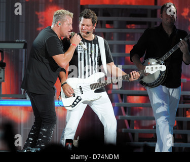 Gary LeVox, führt Jay DeMarcus von Rascal Flatts im Cruzan Amphitheater West Palm Beach, Florida - 20.08.11 Stockfoto