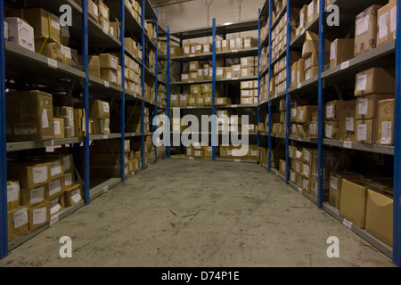 Lager in einer Lagerhalle. Boxen in den Regalen. Stockfoto