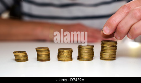 Euro-Münzen mit der menschlichen hand Stockfoto