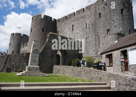 Eingang zum Pembroke Castle, Geburtsort von Henry Vll Stockfoto