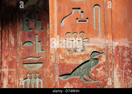 London, England, Vereinigtes Königreich. British Museum. Falsche Tür zum Grab des Ptahshepses (5. Dynastie, c2400BC) von Gizeh. Hieroglyphen Stockfoto