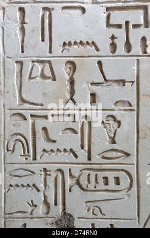 London, England, Vereinigtes Königreich. British Museum. Kalkstein-Grab-Platte aus Neferseshempepy (c2150BC) aus seinem Grab in Dendera. Hieroglyphen Stockfoto