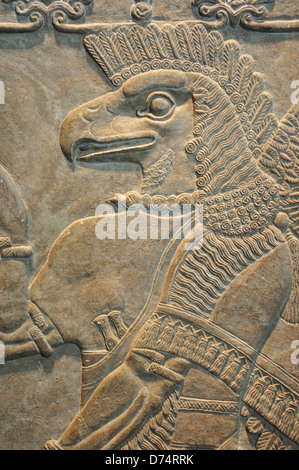 London, England, Vereinigtes Königreich. British Museum. Unter der Leitung von Adler Schutzgeist. Assyrische, vom Tempel des Ninurta, Nimrud (c865-860) Stockfoto