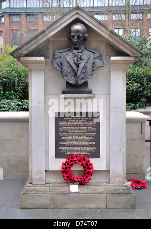 London, England, Vereinigtes Königreich. Denkmal für Admiral Arthur Phillip (1738-1814; erste Governor of Australia) in Watling Straße (1932) Stockfoto