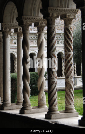 Basilika St. Johannes im Lateran. Detail des Kreuzgangs, in Cosmatesque Stil Arbeit von Vassalletto Familie. Rom. Italien. Stockfoto