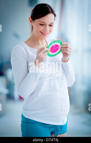 Frau mit einer Empfängnis-Diagramm den Begriff der Schwangerschaft zu bestimmen. Stockfoto