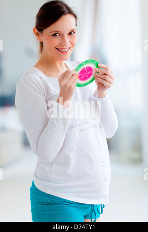 Frau mit einer Empfängnis-Diagramm den Begriff der Schwangerschaft zu bestimmen. Stockfoto