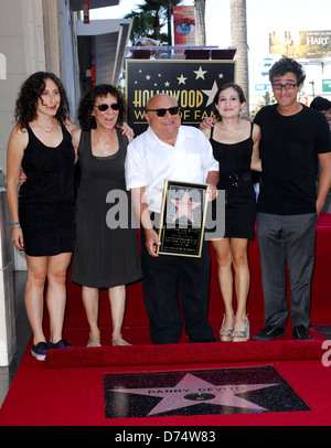 Rhea Perlman, Danny DeVito und ihre Kinder Lucy Chet DeVito, Grace Fan DeVito und Jacob Daniel DeVito Danny DeVito ist Stockfoto